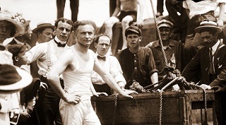 Harry-Houdini-escaped-from-a-box-sunk-in-New-York-Harbor.jpg